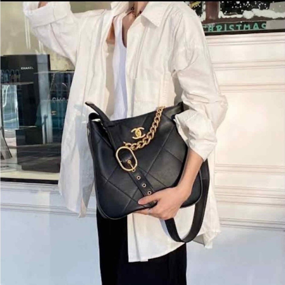 Chanel Easy Mood Hobo Quilted Black Leather Bag with Gold Chain - Picture 2 of 13